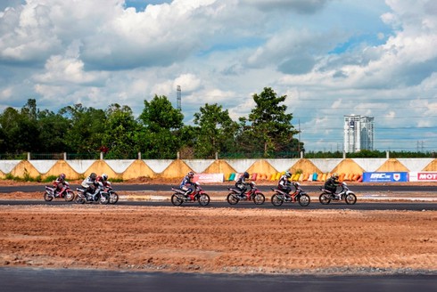 Chùm ảnh các tay đua Giải Honda Việt Nam 2016 thi đấu tưng bừng tại Bình Dương - ảnh 10