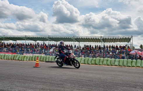 Chùm ảnh các tay đua Giải Honda Việt Nam 2016 thi đấu tưng bừng tại Bình Dương - ảnh 7