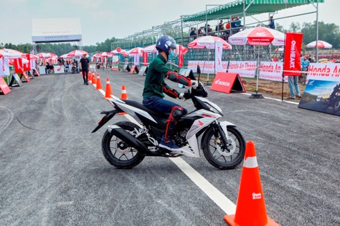 Chùm ảnh các tay đua Giải Honda Việt Nam 2016 thi đấu tưng bừng tại Bình Dương - ảnh 11