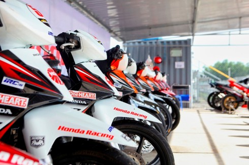 Chùm ảnh các tay đua Giải Honda Việt Nam 2016 thi đấu tưng bừng tại Bình Dương - ảnh 13