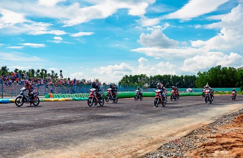 Chùm ảnh các tay đua Giải Honda Việt Nam 2016 thi đấu tưng bừng tại Bình Dương - ảnh 1