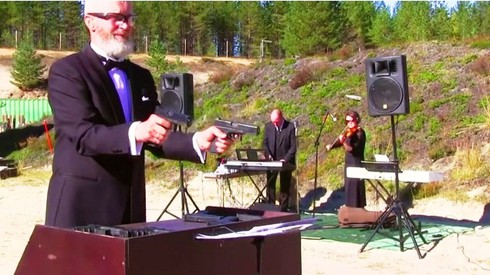 [Video] Màn trình tấu nhạc Beethoven lạ đời...bằng súng lục Glock - ảnh 1
