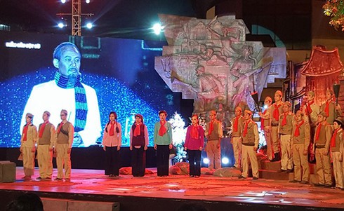Cầu truyền hình trực tiếp “Sống mãi với Thủ đô” tái hiện lịch sử hào hùng - ảnh 1