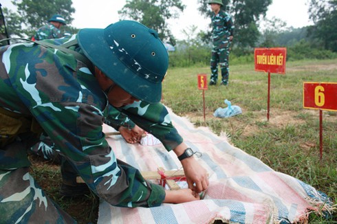 Xem chiến sĩ mới Trung đoàn 218 đánh bộc phá, ném lựu đạn - ảnh 1