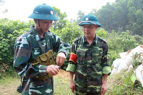 Xem chiến sĩ mới Trung đoàn 218 đánh bộc phá, ném lựu đạn - ảnh 7
