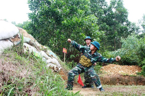 Xem chiến sĩ mới Trung đoàn 218 đánh bộc phá, ném lựu đạn - ảnh 8