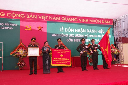 Phó Chủ tịch nước trao danh hiệu Anh hùng LLVTND cho Đồn biên phòng Cát Bà - ảnh 3