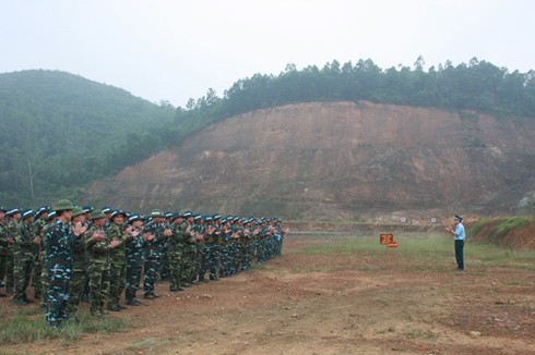 Cận cảnh lính Sư đoàn 361 luyện bắn súng tiểu liên AK - ảnh 1