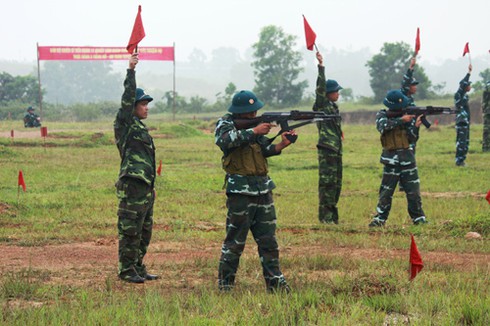 Cận cảnh lính Sư đoàn 361 luyện bắn súng tiểu liên AK - ảnh 7