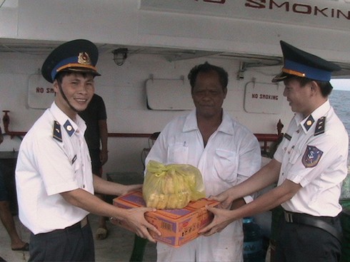 Cảnh sát biển vùng 3 cứu nạn tàu Indonesia trôi dạt trên biển - ảnh 4