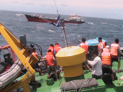 Cảnh sát biển vùng 3 cứu nạn tàu Indonesia trôi dạt trên biển - ảnh 3