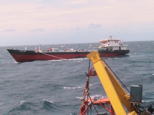 Cảnh sát biển vùng 3 cứu nạn tàu Indonesia trôi dạt trên biển - ảnh 1