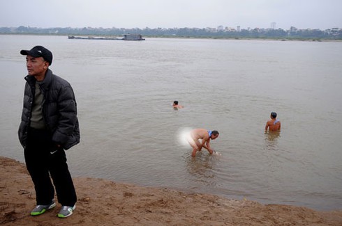 Rét cắt da thịt, các cụ già Hà Nội thản nhiên 'tắm tiên' sông Hồng - ảnh 10