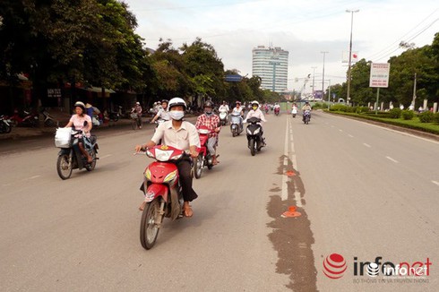 Tạm dừng thu phí đường bộ với xe máy từ 1/1/2016 - ảnh 1