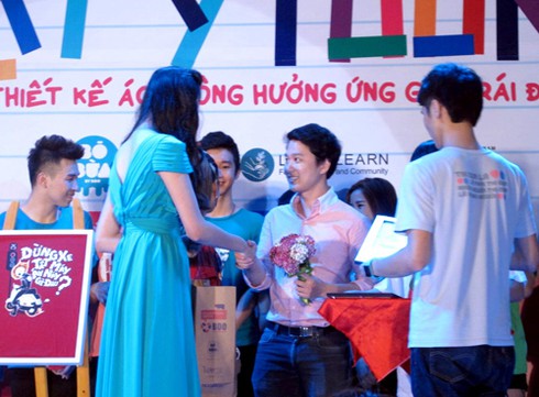 Chết cười với slogan trong gala Tắt đèn Bật ý tưởng 2013 - ảnh 11