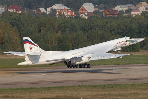 Máy bay ném bom Tu-160 sẽ 'vượt mặt' phòng không đối phương - ảnh 2