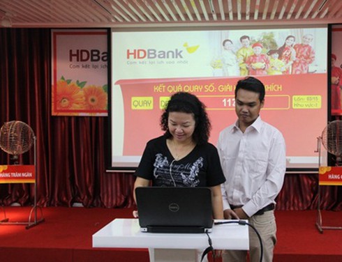 Khách hàng trúng 1 ký vàng từ HDBank - ảnh 1