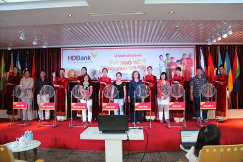 Khách hàng trúng 1 ký vàng từ HDBank - ảnh 2