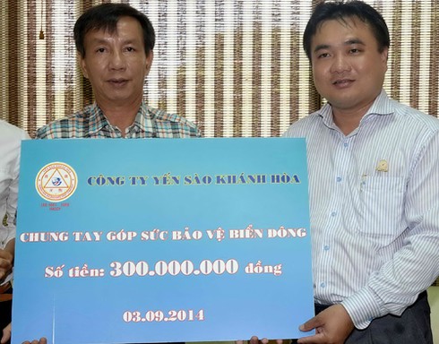 Yến Sào Khánh Hòa tặng 300 triệu đồng cho lực lượng bảo vệ biển Đông - ảnh 1