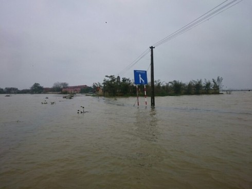 Cảm động cụ già 74 tuổi lao ra cứu người giữa dòng lũ dữ - ảnh 2