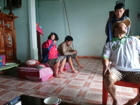 Cảm động cụ già 74 tuổi lao ra cứu người giữa dòng lũ dữ - ảnh 3