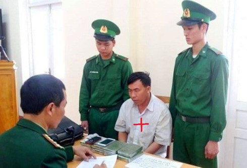 Đối tượng người Lào “cõng” 8 bánh heroin qua biên giới - ảnh 1