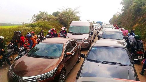 Nghệ An: Tắc đường “kinh hoàng” trước giờ khai hội hoa Hướng dương - ảnh 1