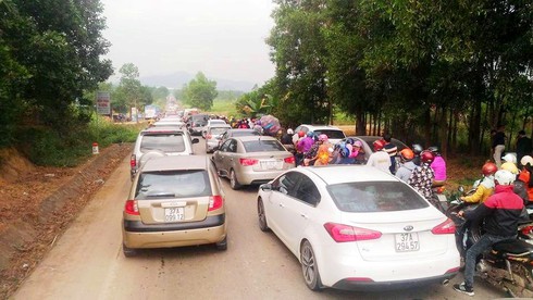 Nghệ An: Tắc đường “kinh hoàng” trước giờ khai hội hoa Hướng dương - ảnh 4