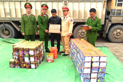 Gần nửa tấn pháo nổ được giấu kín trong lốp xe từ Lào về Việt Nam - ảnh 2