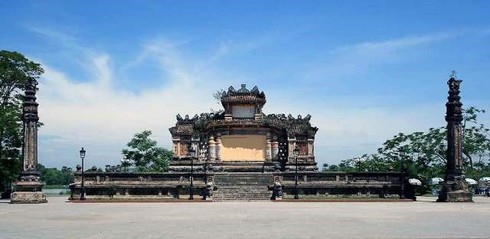 Bia Quốc học bị sơn “lòe loẹt”: Phó GĐ bảo