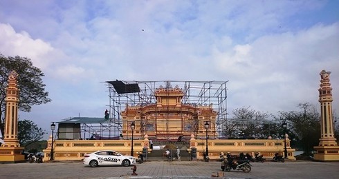 Bia Quốc học bị sơn “lòe loẹt”: Phó GĐ bảo