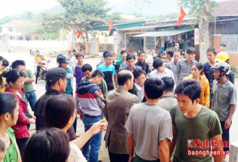 Nghệ An: Phó chủ tịch xã bị ‘con nghiện’ dùng gậy tấn công trước trụ sở - ảnh 1