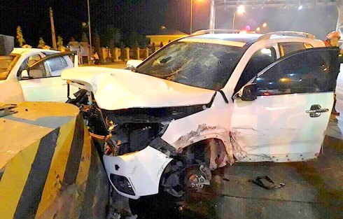 Xế hộp nổ lốp đâm vào trạm thu phí, cả nhà kẹt cứng trong xe - ảnh 1