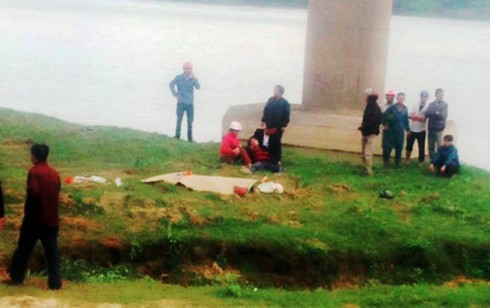 Xế hộp nổ lốp đâm vào trạm thu phí, cả nhà kẹt cứng trong xe - ảnh 2