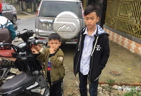 Hà Tĩnh: Học sinh đi xe máy, không mũ bảo hiểm nghênh ngang đến trường - ảnh 2