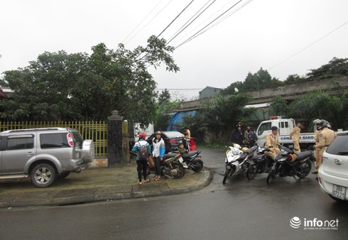 Hà Tĩnh: Học sinh đi xe máy, không mũ bảo hiểm nghênh ngang đến trường - ảnh 3