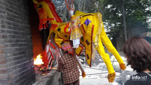 Hà Tĩnh: Đốt hàng trăm