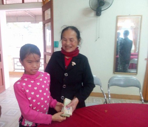 Chủ tịch huyện đến thăm nhà nữ sinh nghèo trả lại 40 triệu đồng nhặt được - ảnh 2