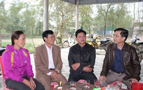 Chủ tịch huyện đến thăm nhà nữ sinh nghèo trả lại 40 triệu đồng nhặt được - ảnh 1