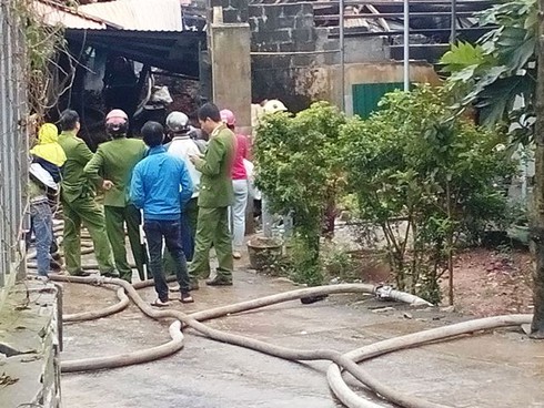 Huế: Cháy dữ dội tại cơ sở sản xuất hương trầm, 2 anh em bị thương nặng - ảnh 1