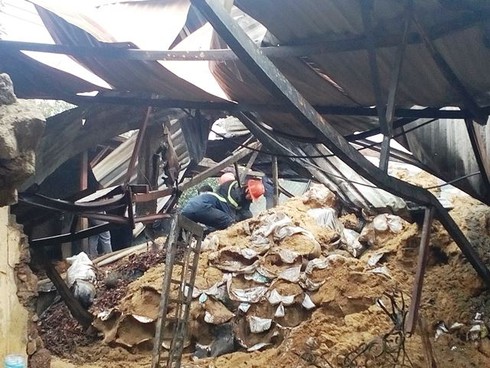 Huế: Cháy dữ dội tại cơ sở sản xuất hương trầm, 2 anh em bị thương nặng - ảnh 3