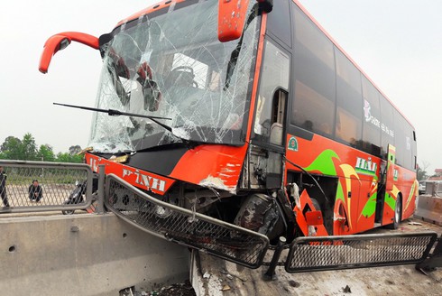 Xe khách “nát đầu” trên dải phân cách, hàng chục hành khách khiếp vía - ảnh 2