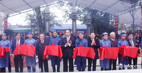 Chủ tịch nước Trần Đại Quang cắt băng khánh thành đền thờ vua Mai Hắc Đế - ảnh 1