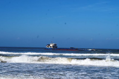 Huế: Tàu hàng mắc cạn, gần 3.000 tấn than có nguy cơ tràn ra biển - ảnh 1