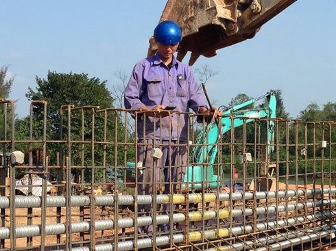 2 công nhân liều mình lao xuống sông cứu người đuối nước - ảnh 2