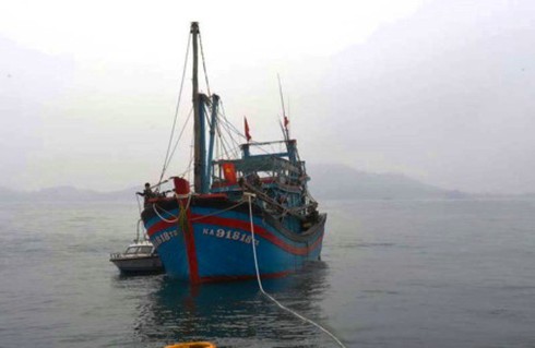 Nghệ An: Lai dắt tàu cá cùng 9 ngư dân gặp nạn vào bờ an toàn - ảnh 1