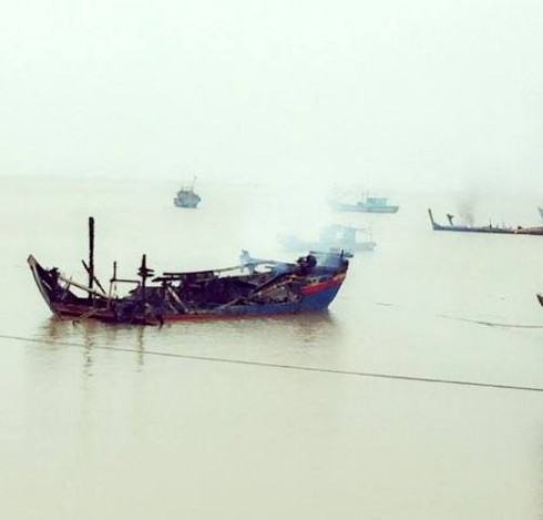 Thanh Hóa: 3 tàu cá bất ngờ bốc cháy trong đêm - ảnh 1
