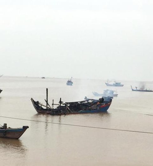 Thanh Hóa: 3 tàu cá bất ngờ bốc cháy trong đêm - ảnh 3