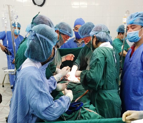 Giám đốc bệnh viện cùng ekip bác sĩ vượt 50km cứu sản phụ bị băng huyết - ảnh 1