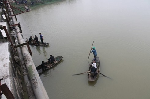 Nhờ bạn chở lên cầu, nam sinh lớp 11 nhảy xuống sông tự vẫn - ảnh 1